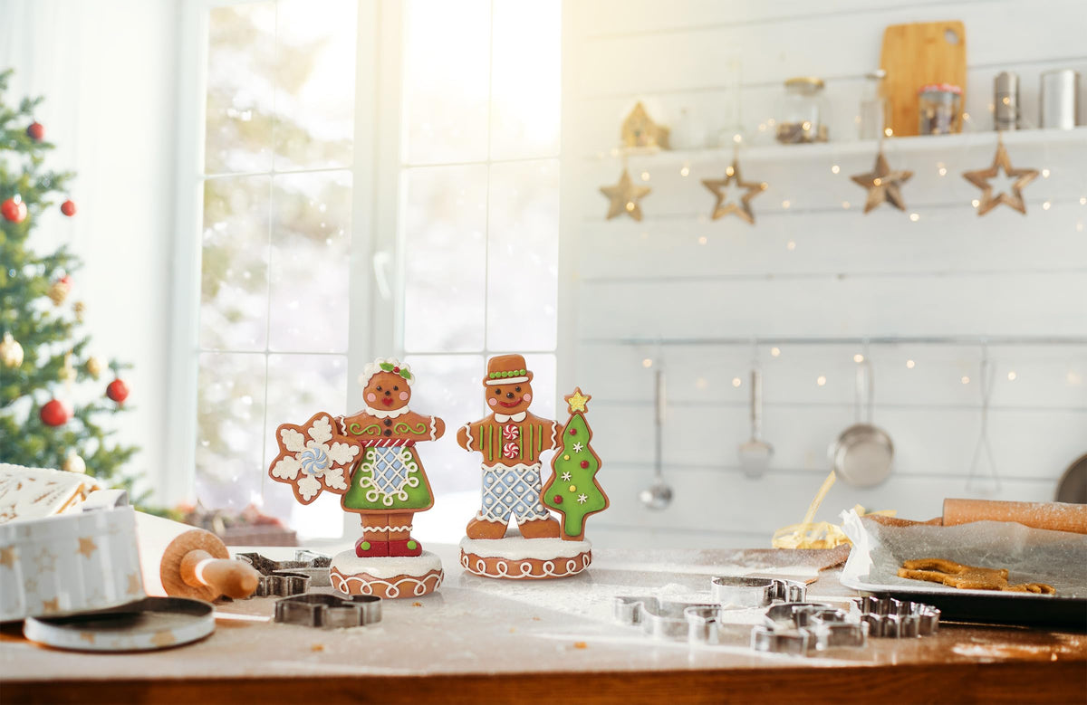Enesco Jim Shore Heartwood Creek Gingerbread Christmas Gent with Tree Figurine- Stone Resin Hand Painted Crafted Collectible Mini Figurines Christmas Home Decor Statue, 4.62 Inch