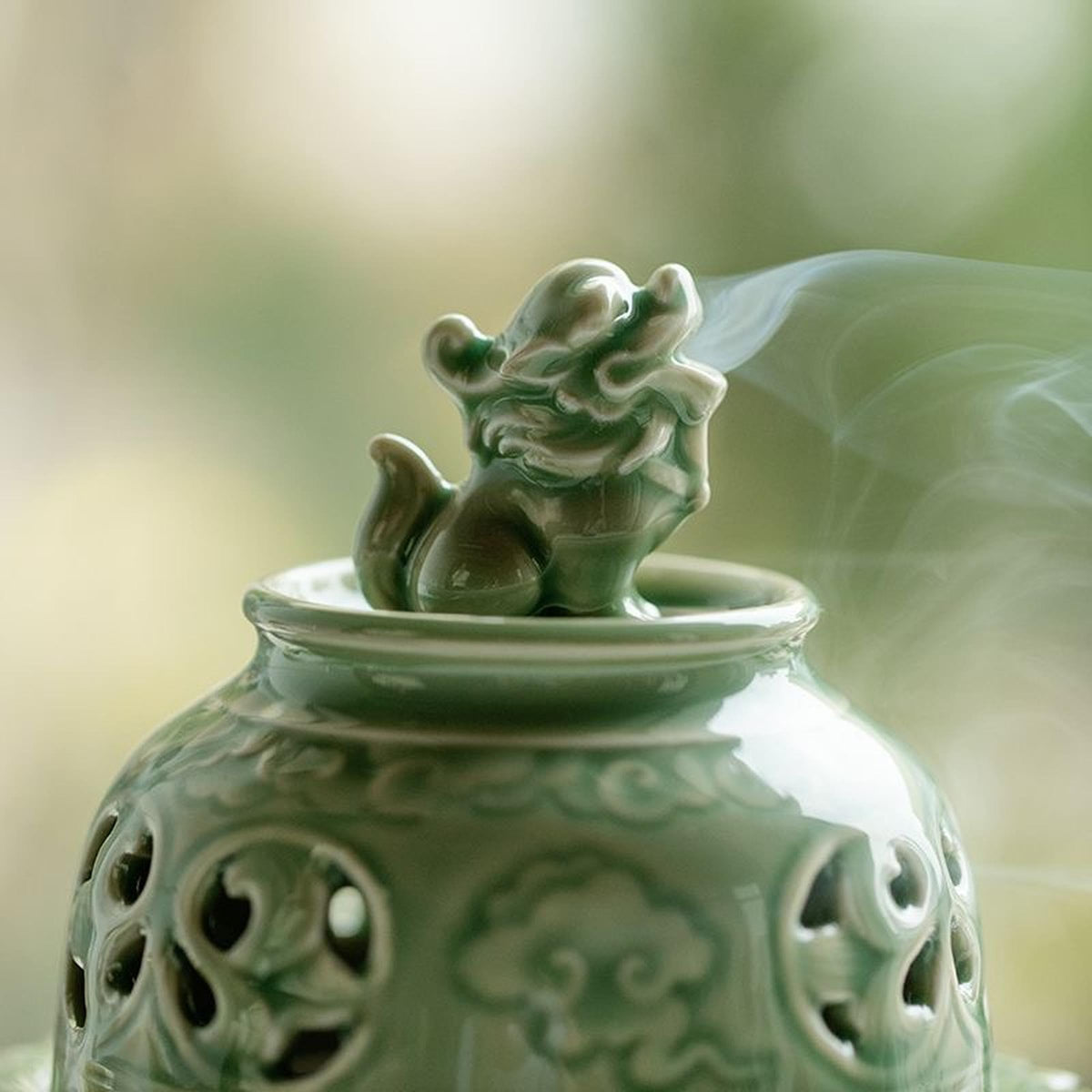 Zen-Style Incense Burner (Celadon), Ceramic Incense Holder Featuring a Lion Sculpture, Adorned with Cloud Patterns and a Buddha Light Decoration, Elegant Chinese Incense Burner for Home Décor (Green)