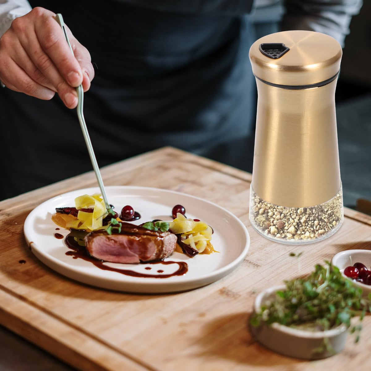HOLIDYOYO Stainless Steel Seasoning Bottle Set 2Pcs 4.52In Glass Spice Shakers Salt and Pepper Jars for Home Kitchen Table Condiment Holder