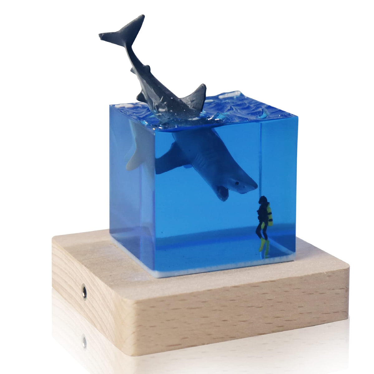 eletriace Shark Diver Night Light Table Lamp, Handmade Resin Shark Lamp, Novelty Night Light Cube Desktop Ornament, Suitable for Bedroom, Office Decoration, Creative Gift for Family and Friends