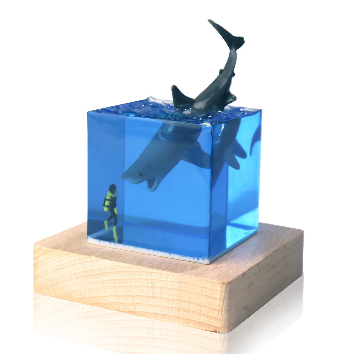 eletriace Shark Diver Night Light Table Lamp, Handmade Resin Shark Lamp, Novelty Night Light Cube Desktop Ornament, Suitable for Bedroom, Office Decoration, Creative Gift for Family and Friends