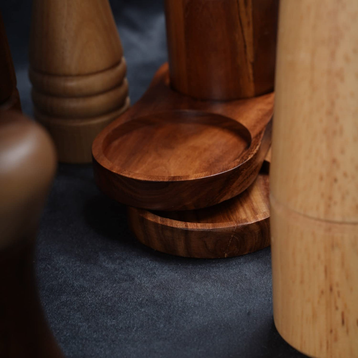 DeroTeno Salt and Pepper Mill Tray, Inner Dia 6.8 cm / 2.68 inch, Acacia Wood, Pepper Grinder Rest, Dining Table Protector (Pepper Mill and Salt Mill are not Included)