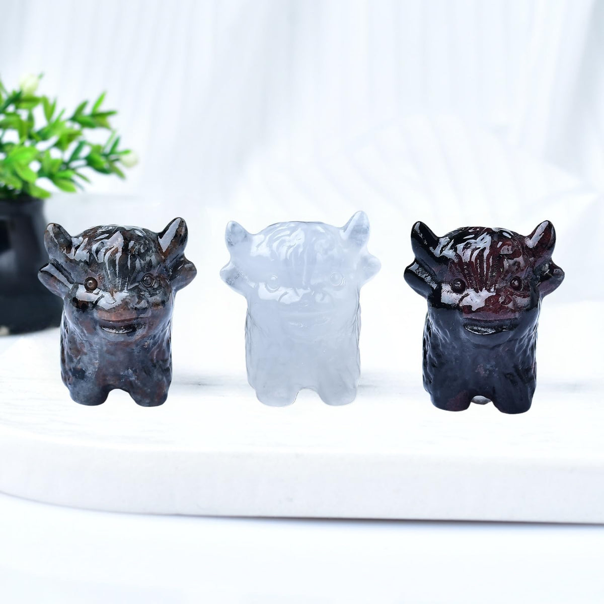 WUYOUSHI Garnet Highland Cattle Statue - 1.6" Handmade Sculpture for Healing, Reiki & Meditation - Cute Pocket Size Crystal Figurine - Office Home Decor Spiritual Gift