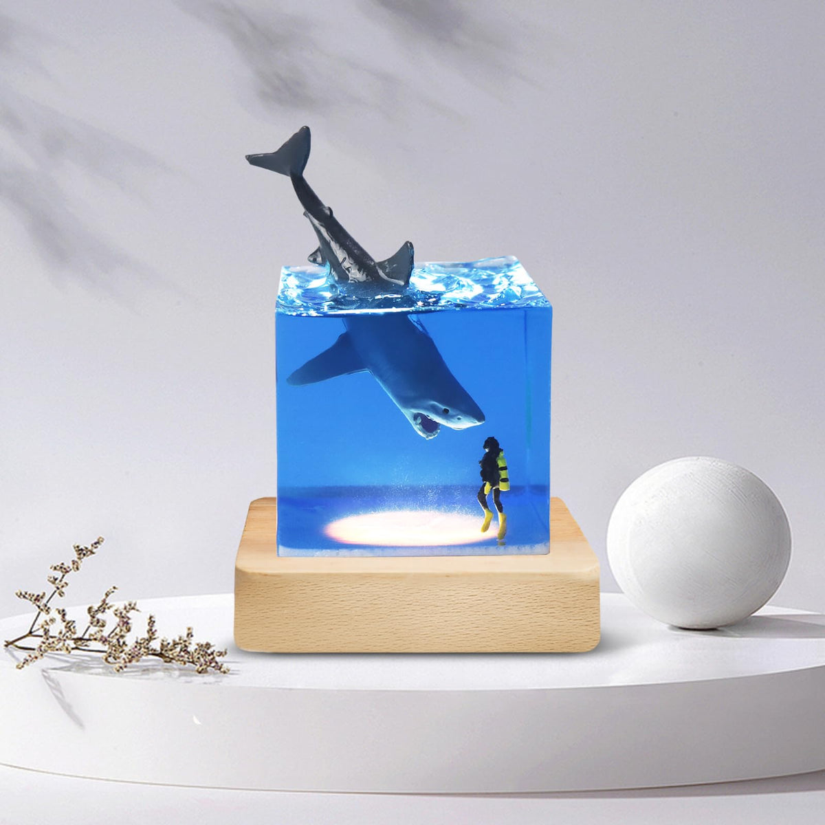 eletriace Shark Diver Night Light Table Lamp, Handmade Resin Shark Lamp, Novelty Night Light Cube Desktop Ornament, Suitable for Bedroom, Office Decoration, Creative Gift for Family and Friends