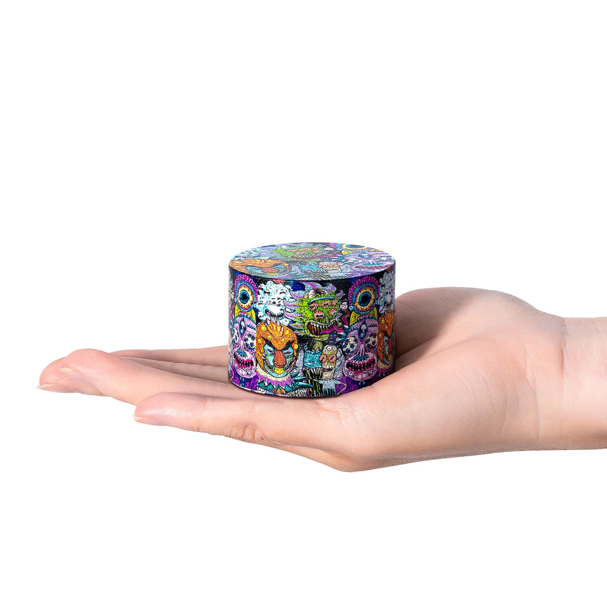 This pepper grinder features a street-style graffiti design and comes with a durable, fine-toothed mortar, perfect for grinding spices.