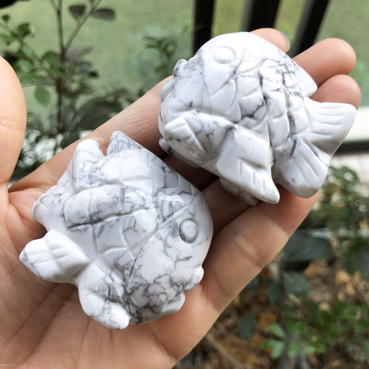 Fekuar Hand Carved White Howlite Turquoise Fish Figurine, Healing Crystal Animal Statue Pocket Stone Reiki Home Decoration Fengshui Sculpture 2 Inches