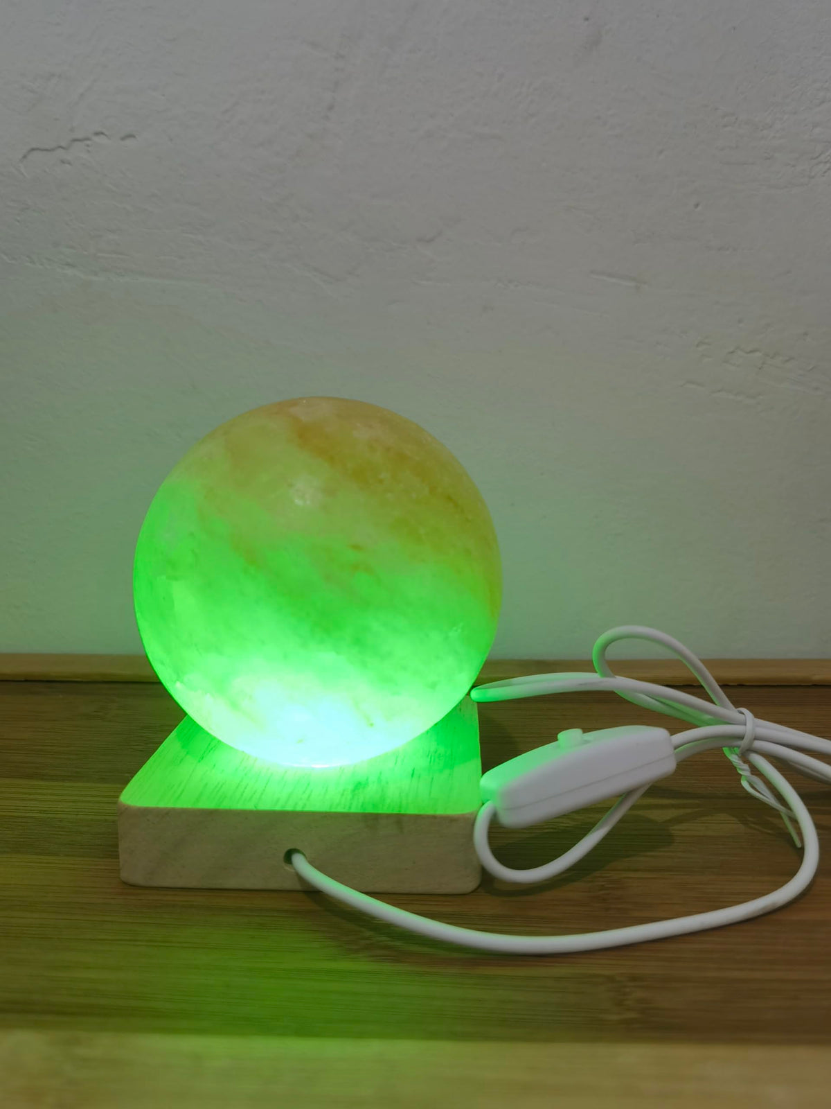YZYOE USB Colour Gradient Himalayan Salt lamp, Solid Wood Base Atmosphere Decoration Rotundity Salt lamp with Remote Control, Natural Crystal Stone Bedside Night Light, Handmade Crafts.