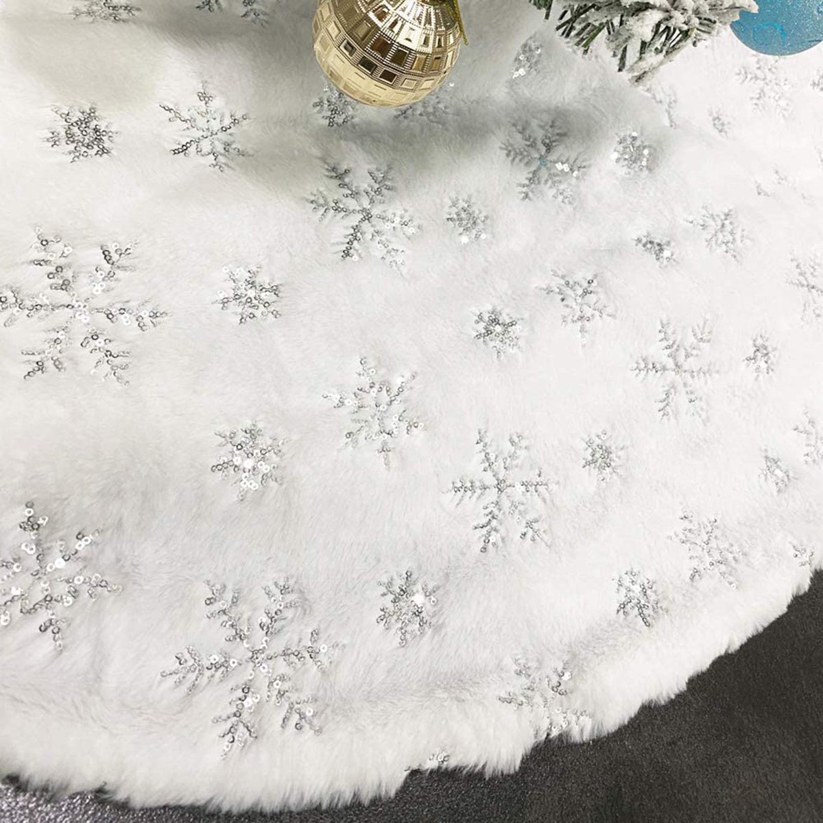 CHICHIC 48 Inch Large Christmas Tree Skirt White Tree Skirt Xmas Faux Fur Tree Skirts Christmas Decorations for Holiday Tree Ornaments Christmas Party Home Decorations with Sequin Silver Snowflakes