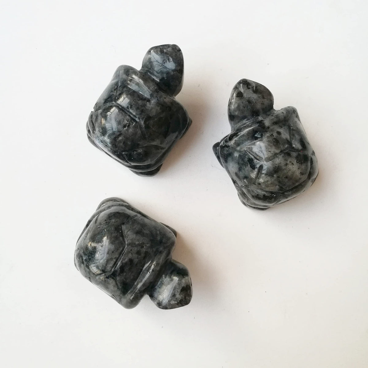 Bacatgem 1 Pcs Black Labradorite Tortoise Crystals and Healing Stones, 1.5" Hand Carved Animal Collectible Sculpture Fengshui Healing Crystal
