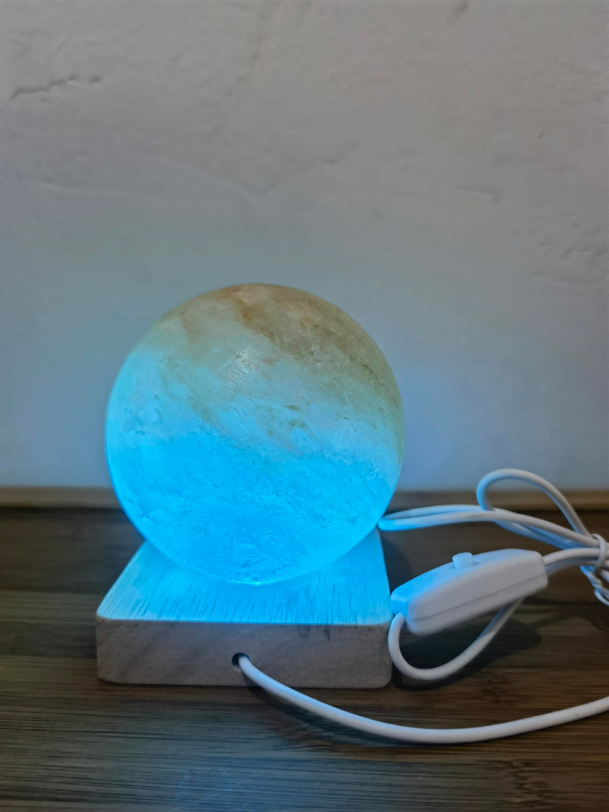 YZYOE USB Colour Gradient Himalayan Salt lamp, Solid Wood Base Atmosphere Decoration Rotundity Salt lamp with Remote Control, Natural Crystal Stone Bedside Night Light, Handmade Crafts.