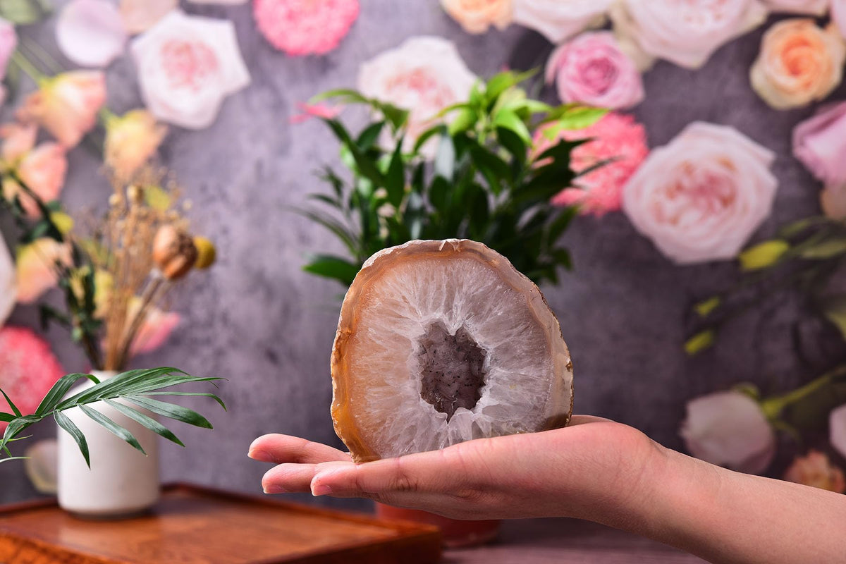 AMOYSTONE Natural Agate Home Decor – Large Agate Geode Stone Natural Brown – Unique Crystal Ornament for Bedroom, Desk (1.5-2 Lbs)