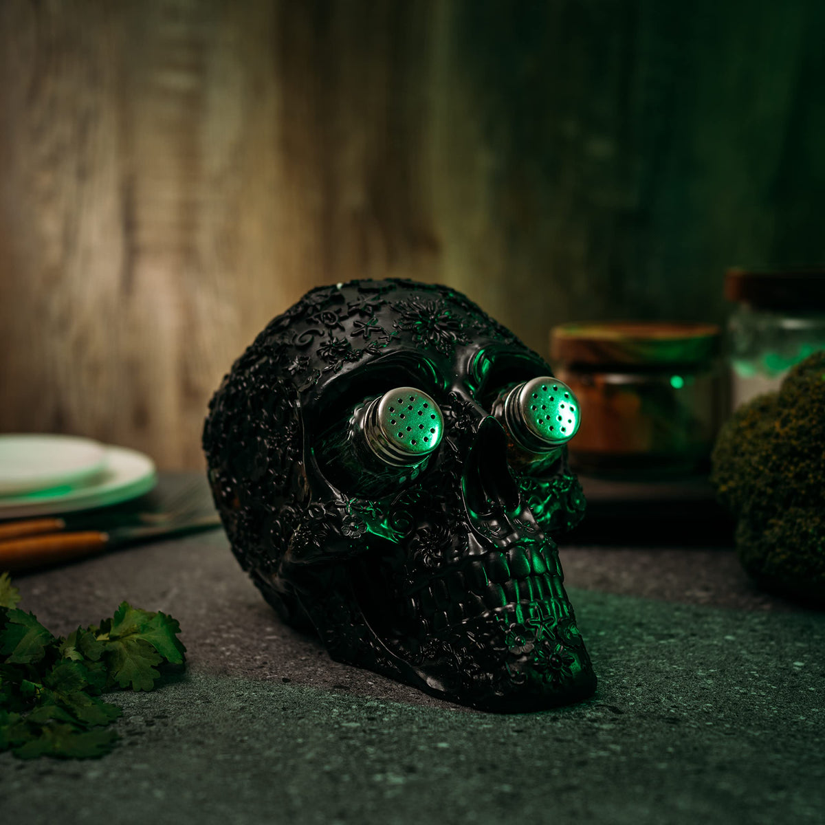 Skull Salt & Pepper Shaker Set, Decorations Kitchen Spice Holder, Evil Human Medieval Polyresin Skull Salt & Pepper Holder, Day of the Dead Home Kitchen Organizer Decor Gifts for Her and Him