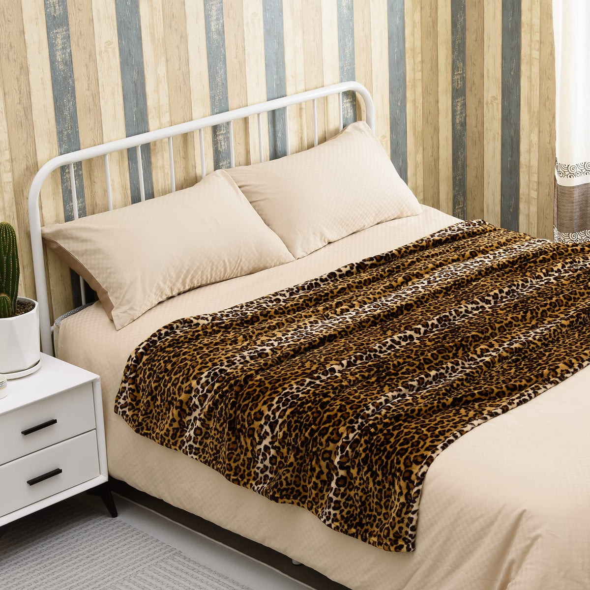 Bnuitland Leopard Print Fleece Flannel Throw Blanket, 300 GSM Double Sided Cheetah Print Blanket for Bed Sofa Couch Travel, Super Soft Fuzzy Fluffy Lightweight for Adults and Kids, 50×60 inch