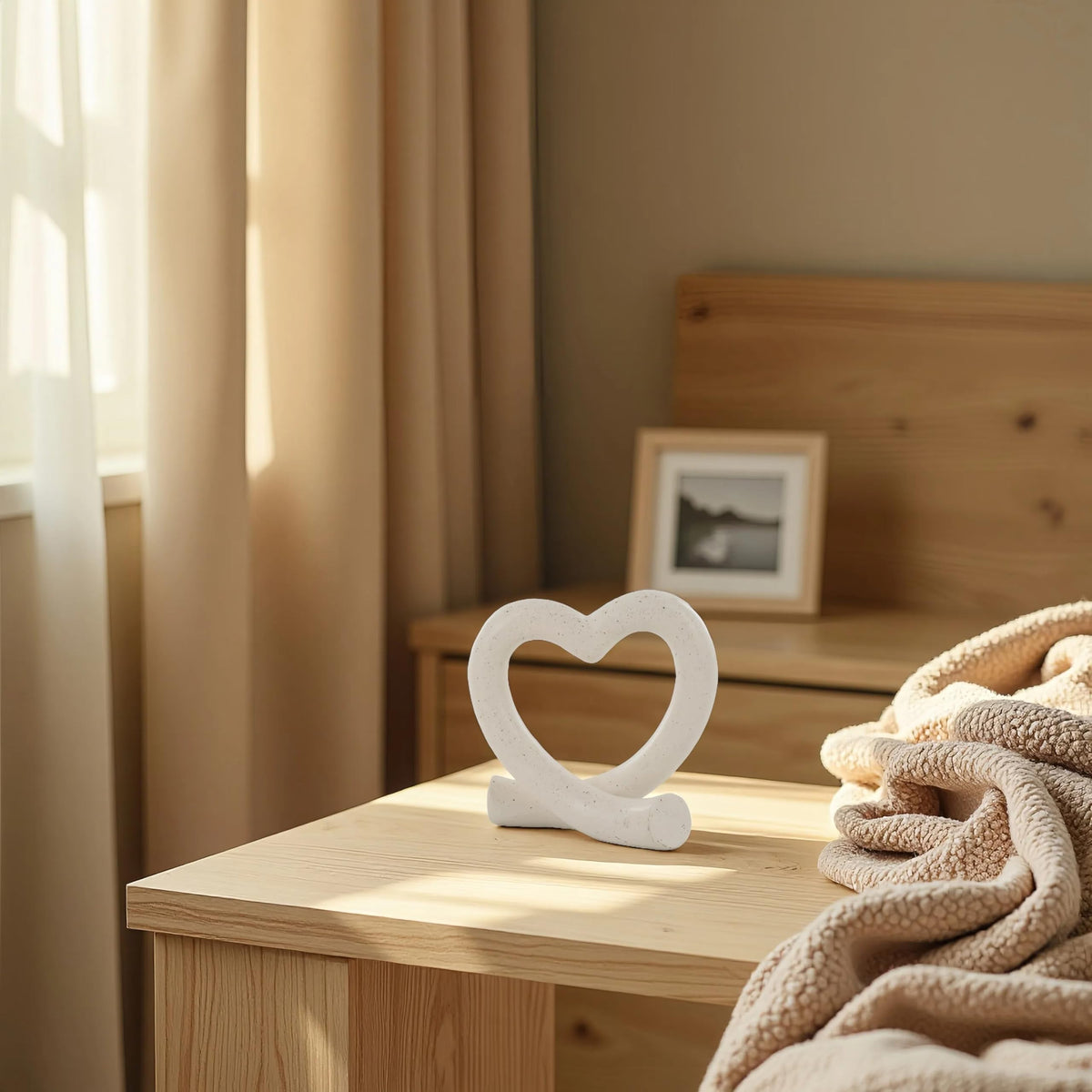 Lescafita Heart Decor Sculpture, Love Heart Statue Minimalist Modern Home Decor for Living Room Bedroom Desk Shelf Coffee Table, Romantic Meaningful Gift
