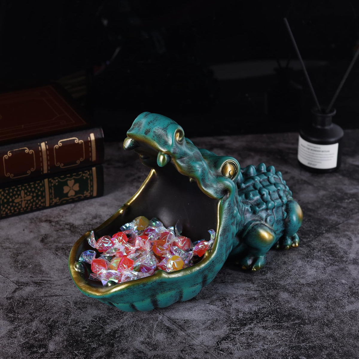 oliruim Alligator Statue Key Bowl, Fun Animal Statue Candy Dish for Entryway Decorative Bowl, Office Candy Dish, Big Mouth Sculpture Home Living Room Trinket Container Storage Box (Green)