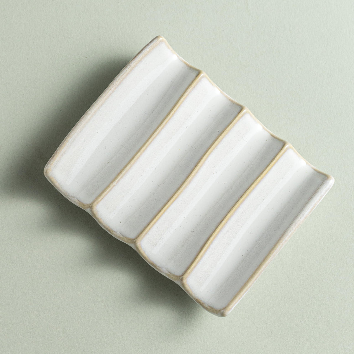 Cormomu Soap Dish with Self Drain Fluted Design, Bar Soap Holder for Bathroom, Japanese Soap Tray for Shower, Bathroom and Kitchen Sink Organizer, Ceramic Soap Saver, White