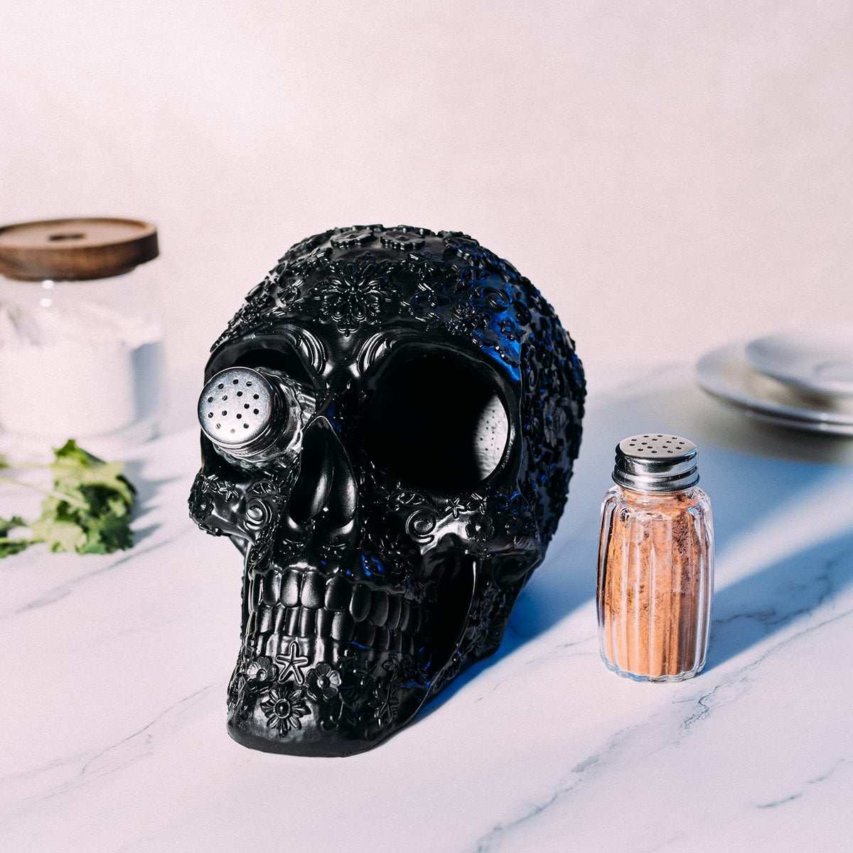 Skull Salt & Pepper Shaker Set, Decorations Kitchen Spice Holder, Evil Human Medieval Polyresin Skull Salt & Pepper Holder, Day of the Dead Home Kitchen Organizer Decor Gifts for Her and Him