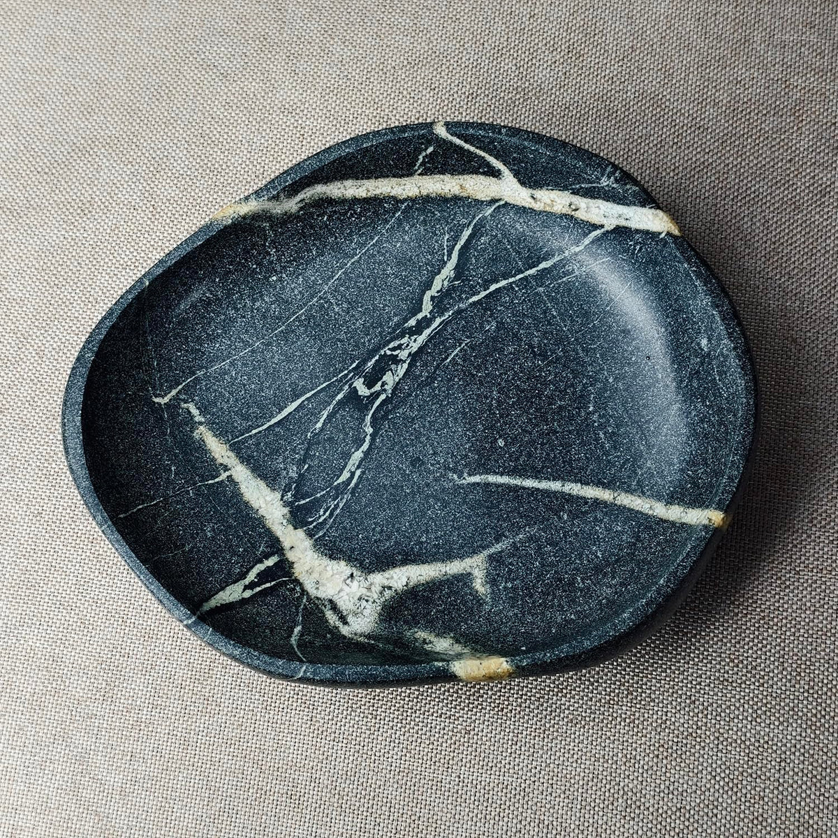 XIOFU Handmade Decorative Bowl - Natural River Stone Pebble Artisan Crafted Serving Dish | 4-6 Inch Unique Decorative Tray for Home Centerpiece, Jewelry Holder (black)