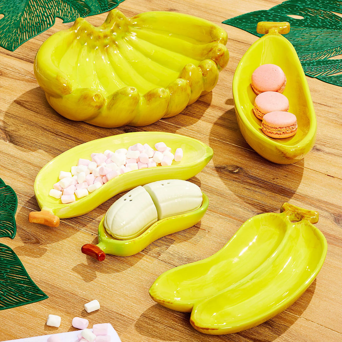 Banana Salt and Pepper Shakers Set with Banana Boat Tray – Hand-Painted Ceramic Kitchen Decor, Cute Fruit Tableware, Fun Tropical Dining Accessory, Unique Gift for Home (1 Pack)